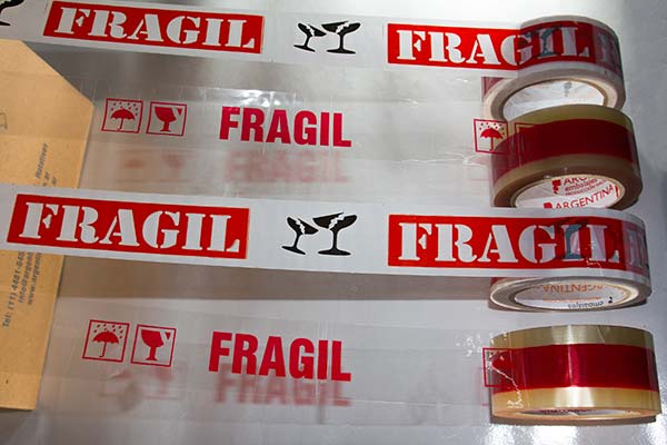 Cinta fragil fondo blanco y transparente