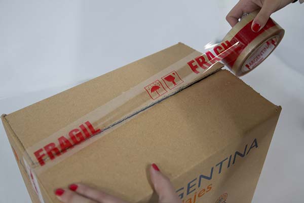 cinta fragil sobre caja